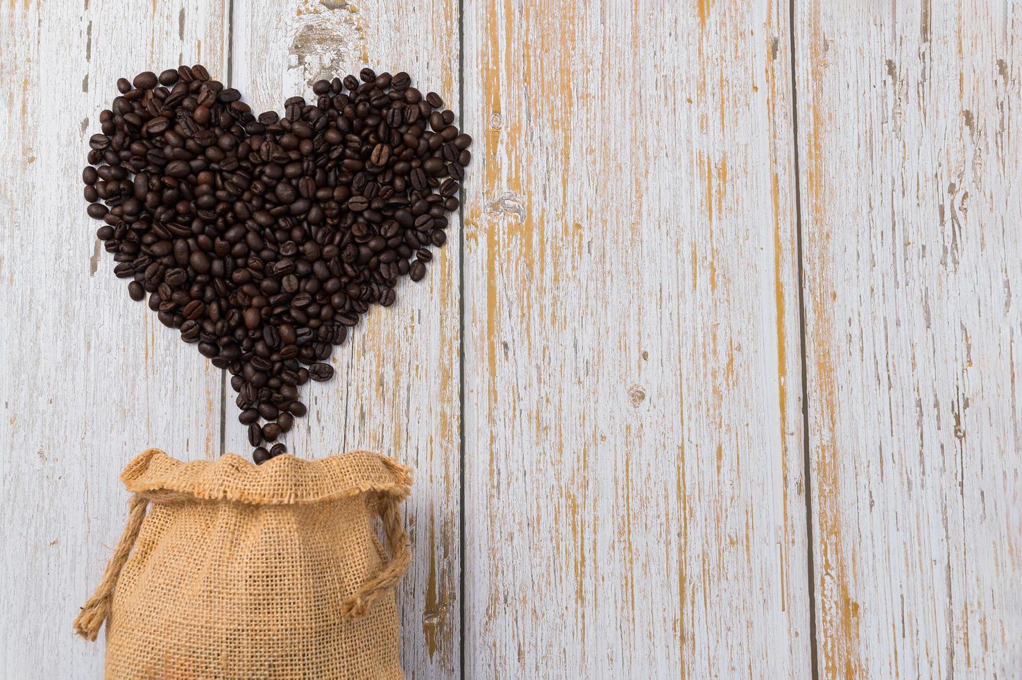 Granos de café dispuestos en forma de corazón, me encanta beber café concepto foto