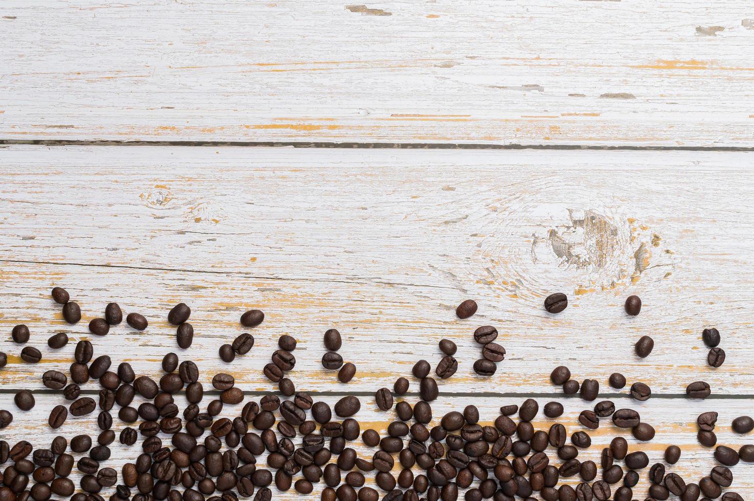 Granos de café en una mesa de madera, me encanta beber café concepto foto