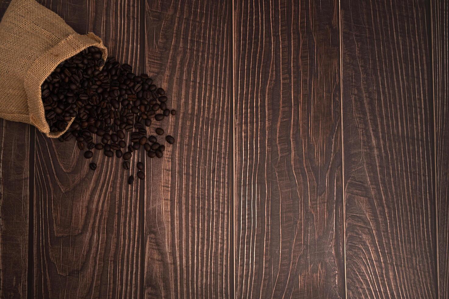 Granos de café en una mesa de madera, me encanta beber café concepto foto