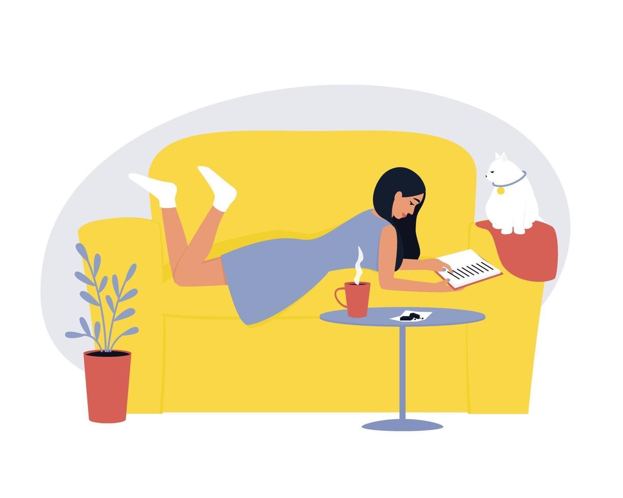 la mujer está acostada en el sofá y leyendo un libro con el gato. vector