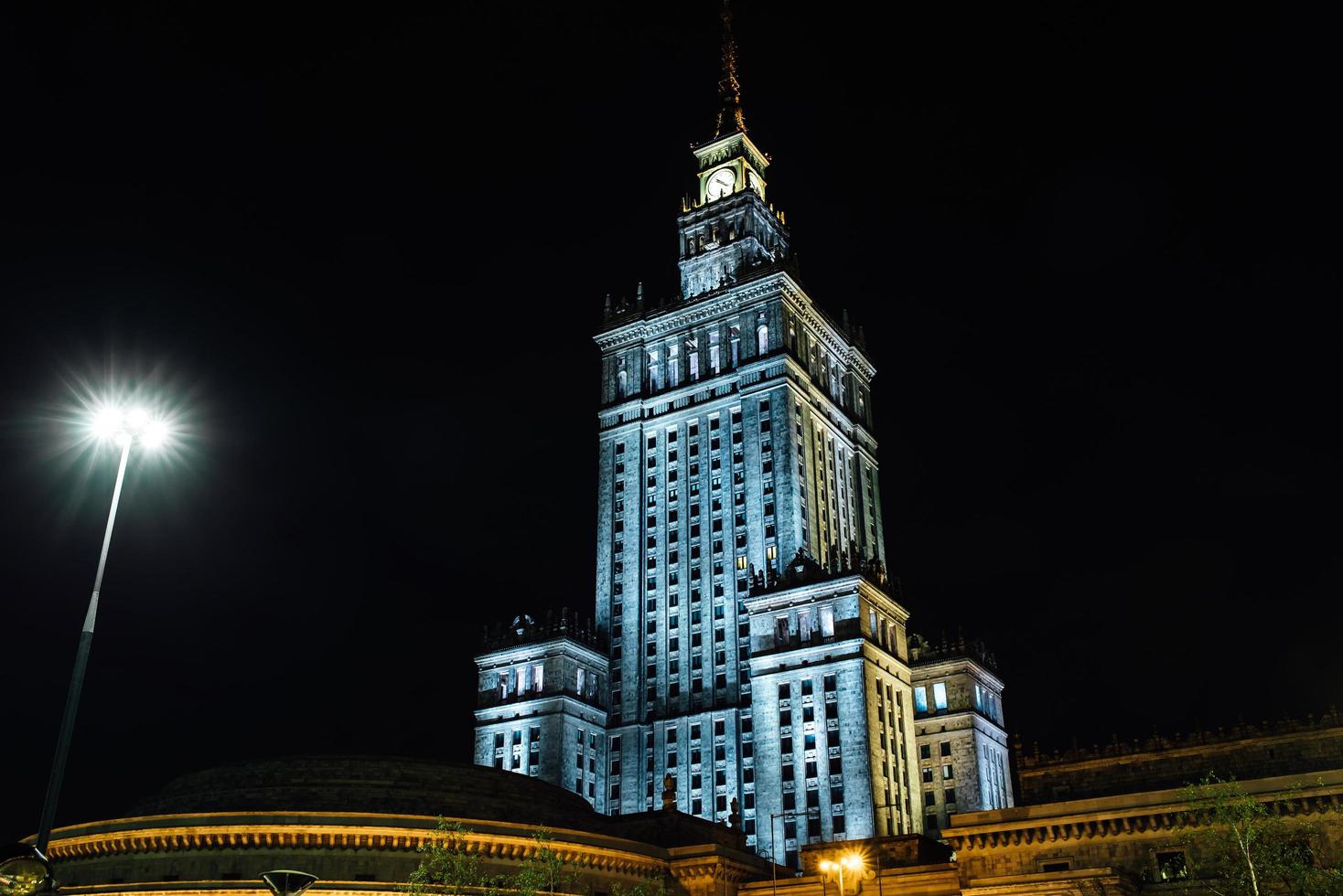 Varsovia, Polonia 2017- edificios comerciales de Warshawa de luces nocturnas foto