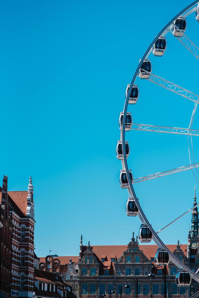 Gdansk, Polonia 2017- noria contra el cielo azul foto