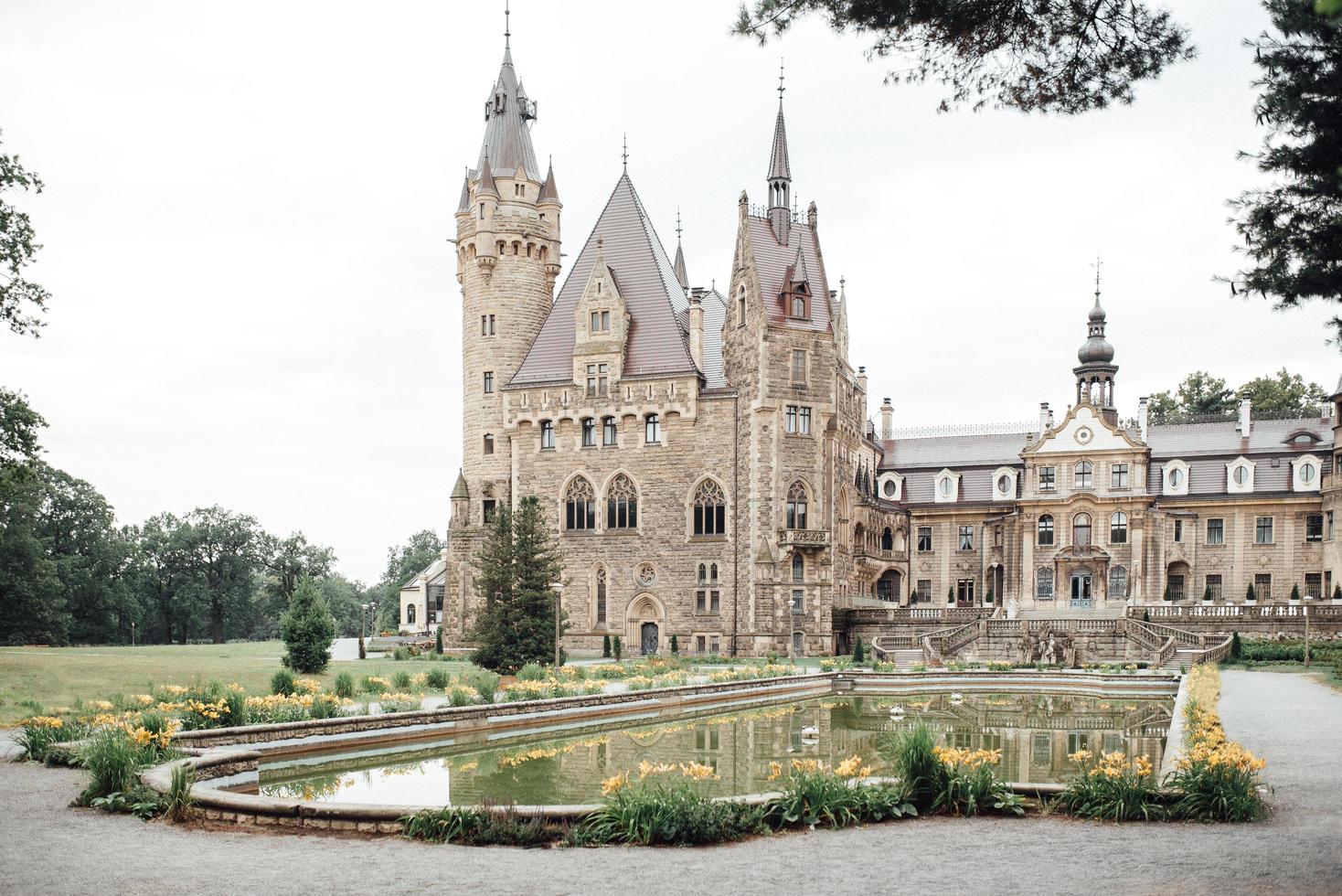 Moszna, Polonia 2017- antiguo castillo polaco en el pueblo de moszna foto