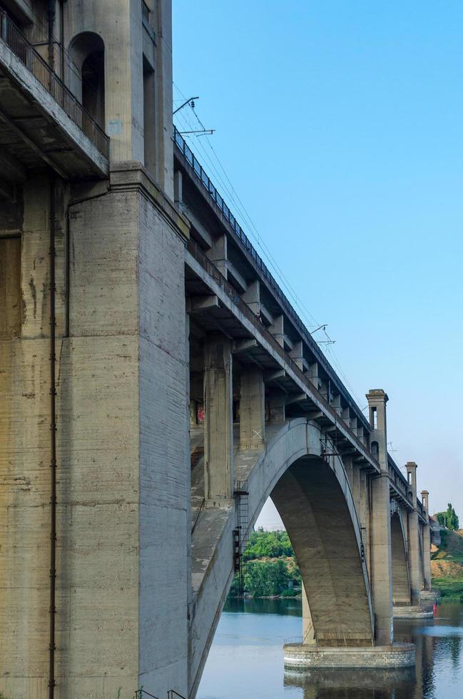 Puente de dos niveles de carretera y ferrocarril sobre el río. foto