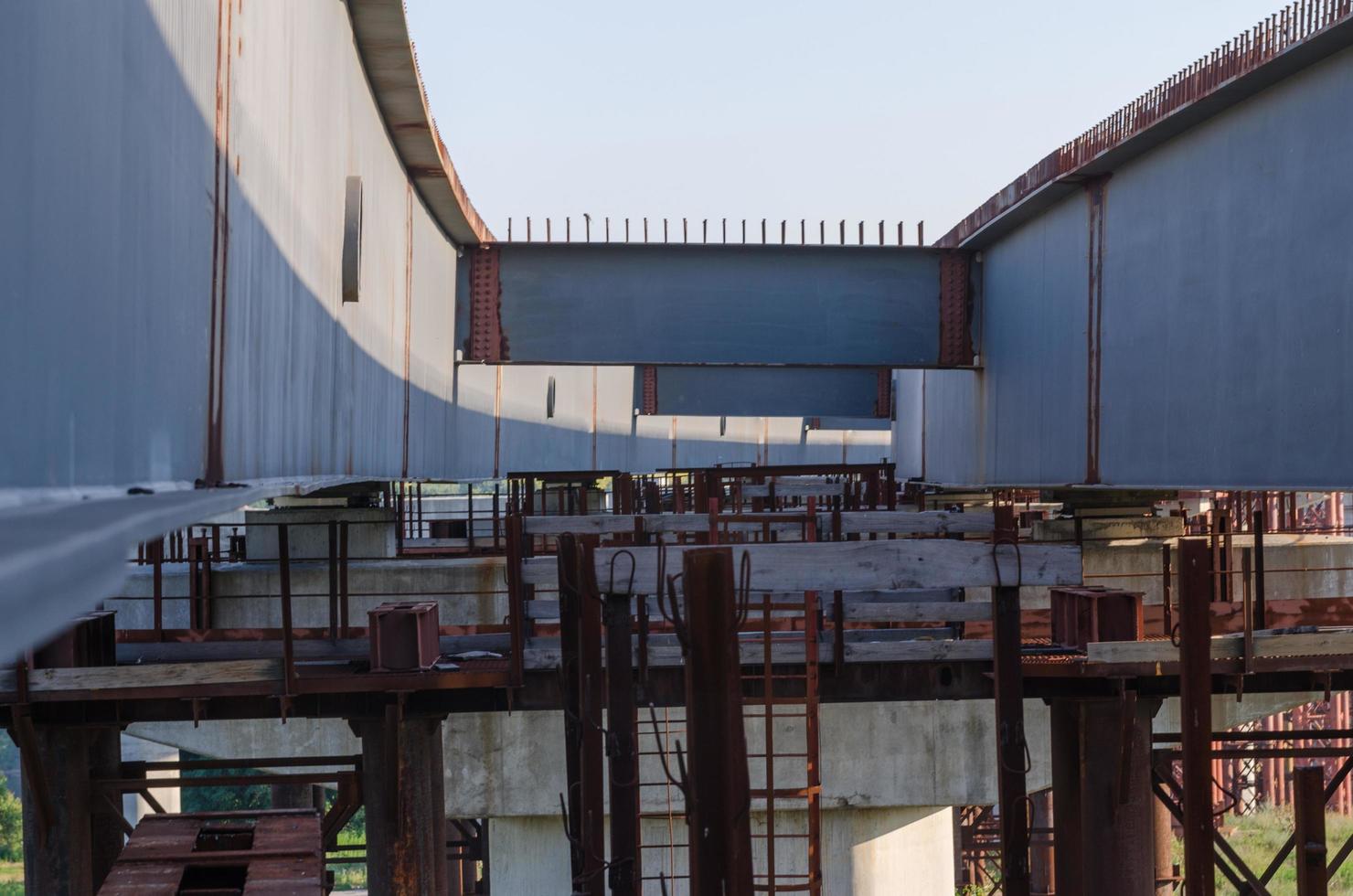 construcción de puentes con pilares foto