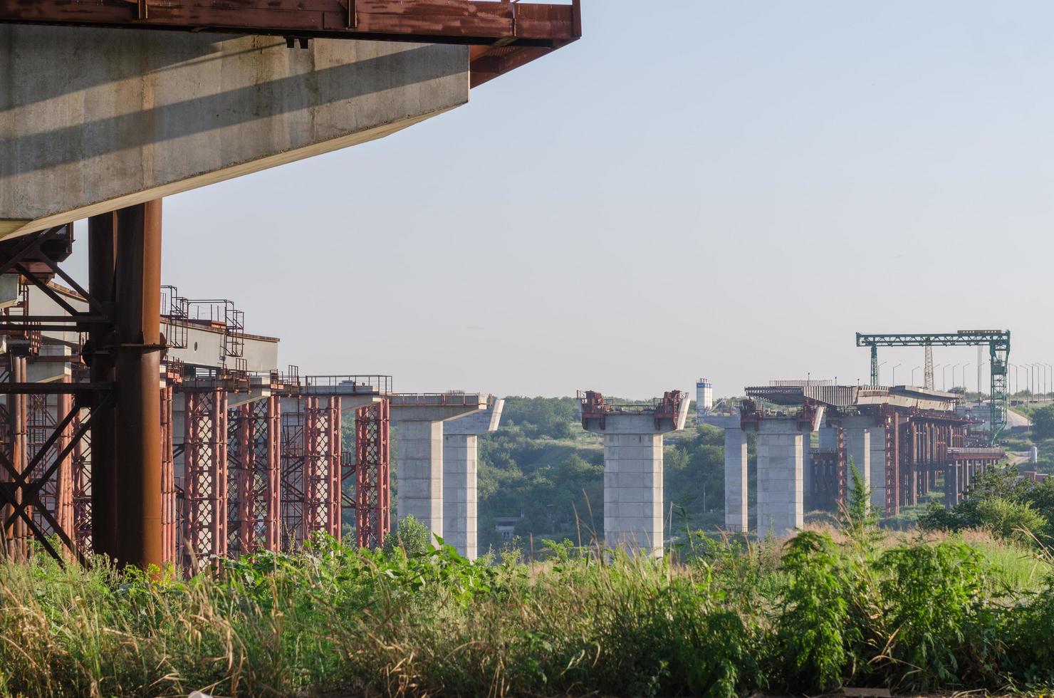 construcción de puentes con pilares foto