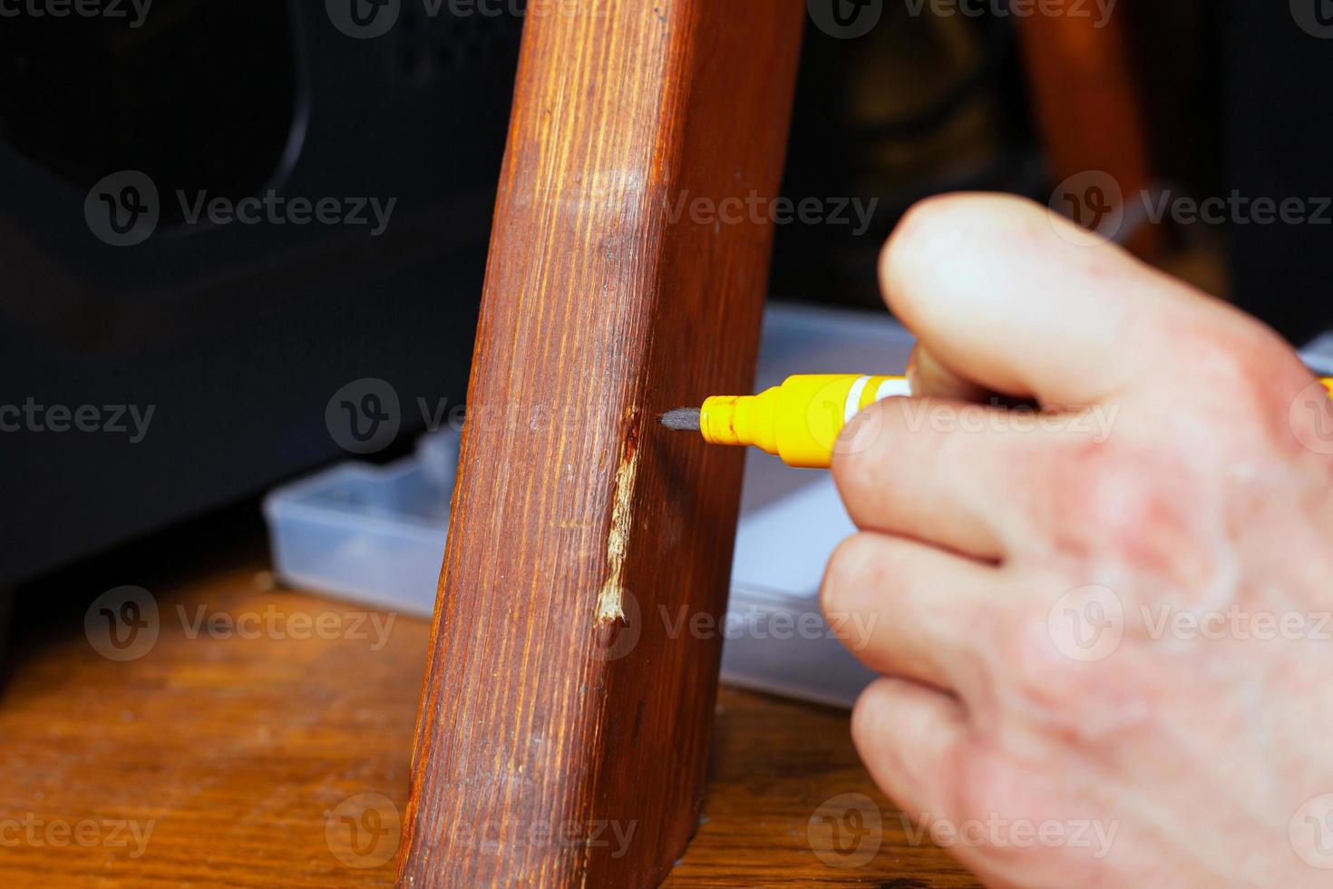 restauración de una pierna de madera foto