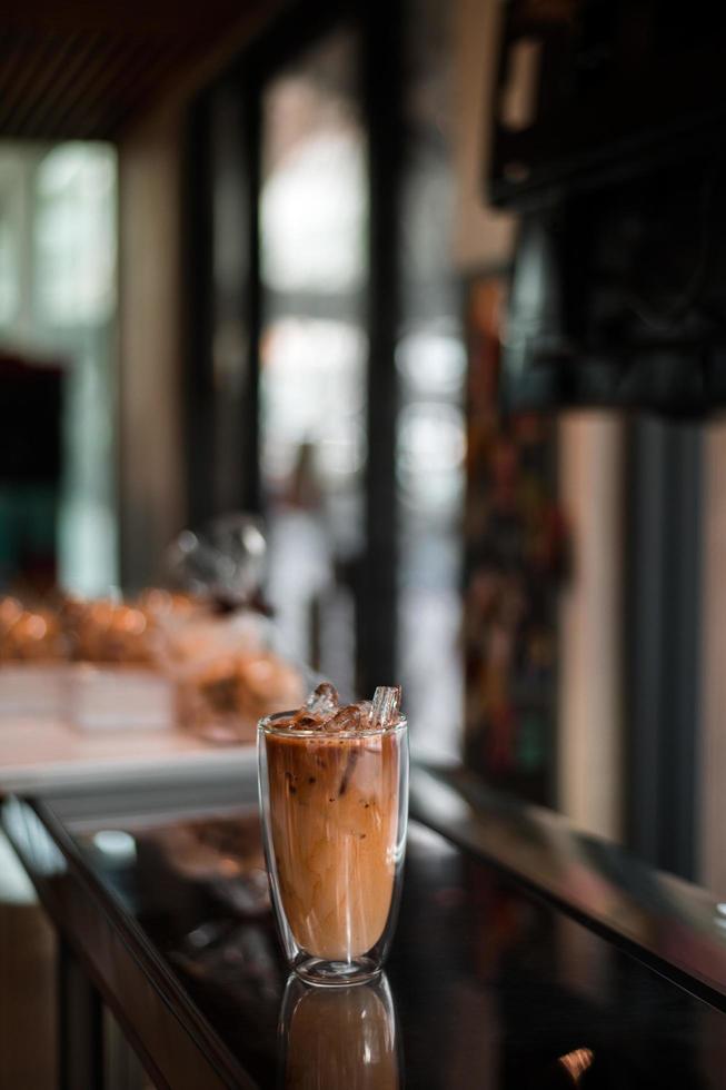 café helado en el mostrador de la cafetería foto