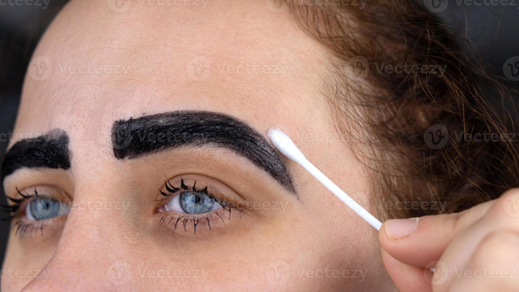 Eyebrow dyeing procedure photo