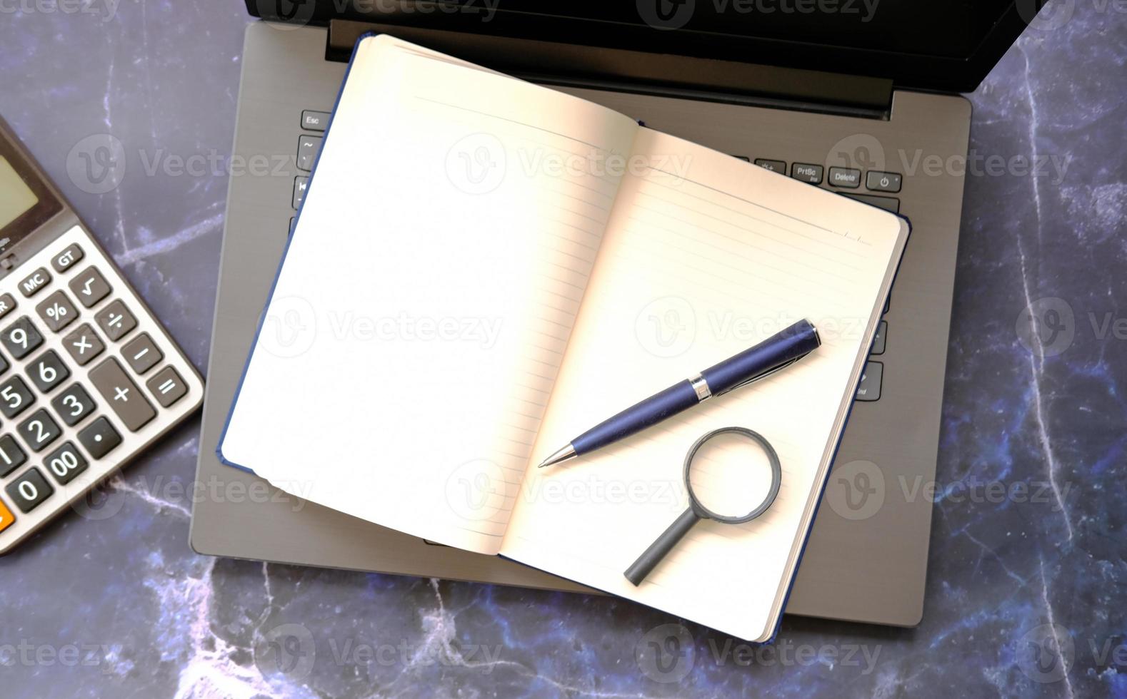 papel de cuaderno sobre la mesa, concepto de idea de negocio foto