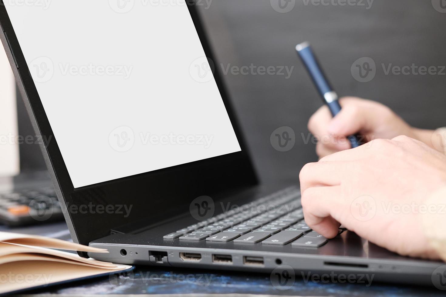 La mano del empresario trabajando en una computadora portátil, concepto de tecnología foto
