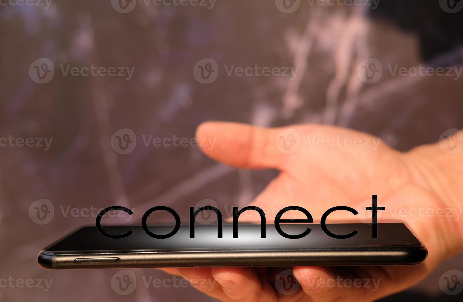 empresario sosteniendo smartphone con concepto de red de tecnología 3d foto