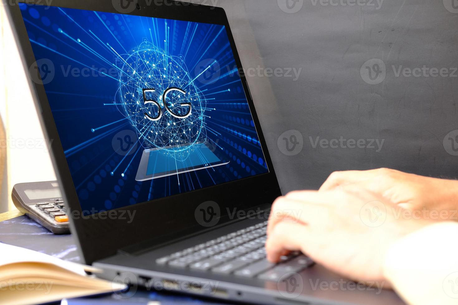 Mano de hombre de negocios trabajando en computadora portátil y concepto de tecnología foto