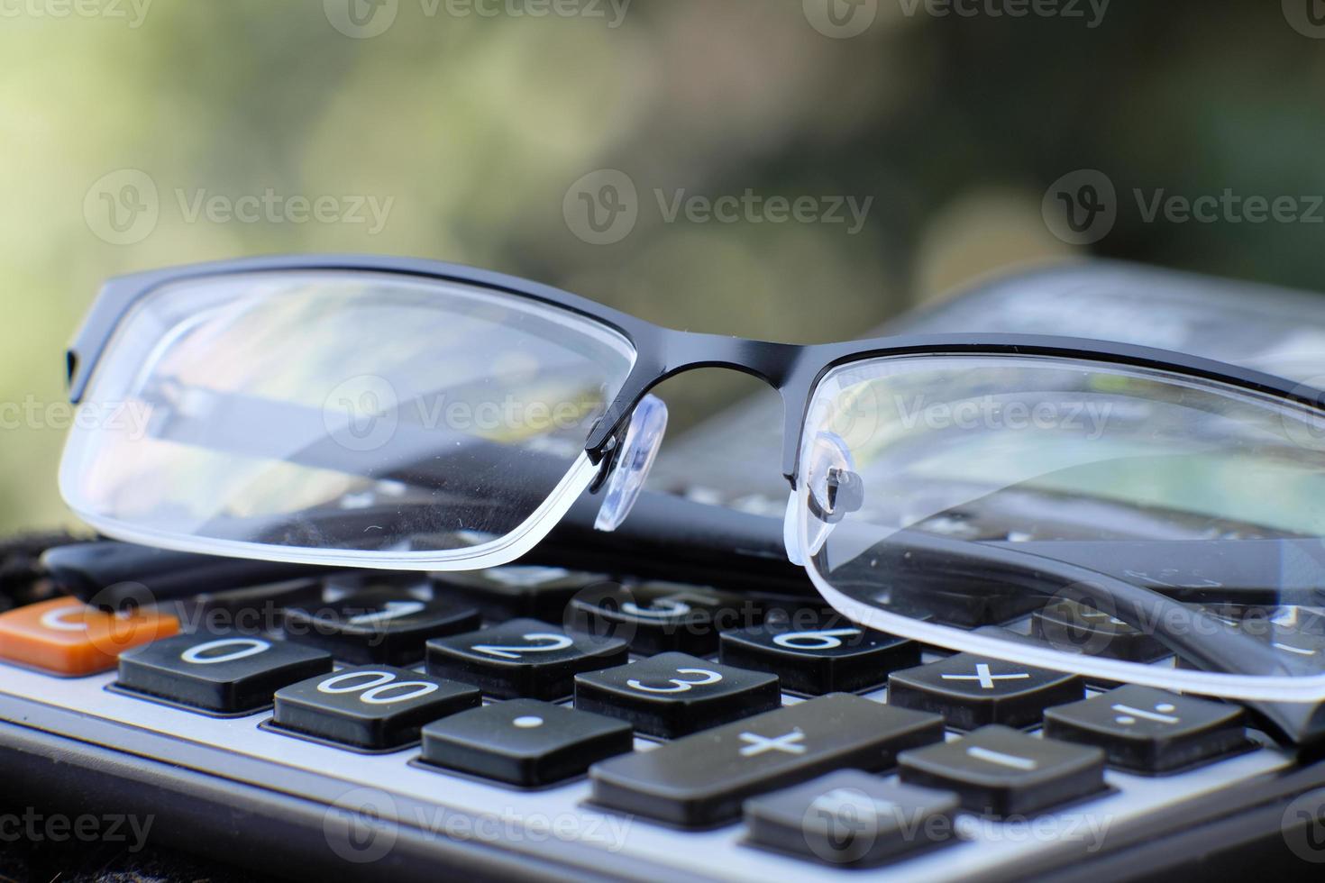 Calculadora de primer plano en la mesa, concepto de negocio foto