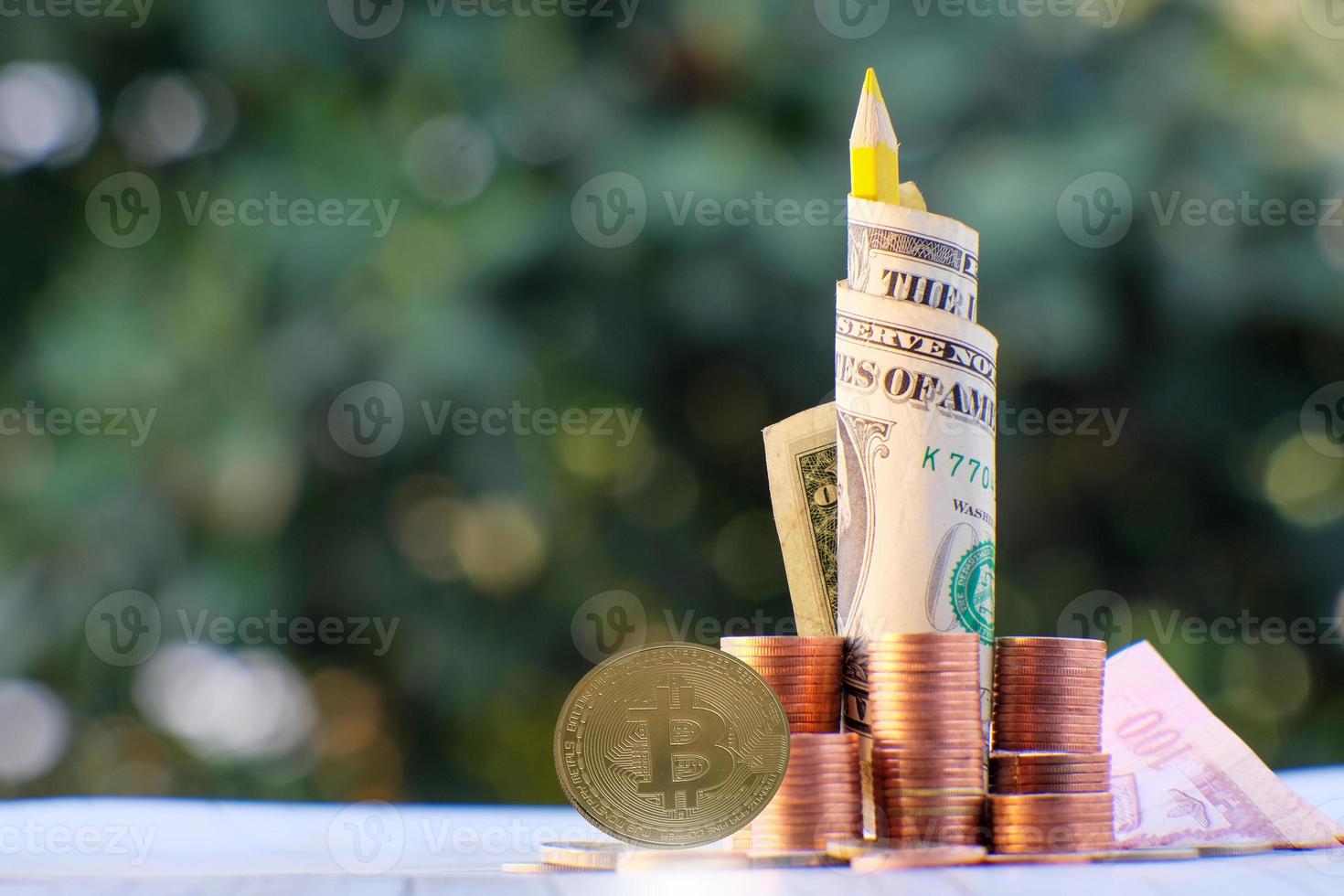 Moneda de criptomoneda bitcoin y moneda de euro en la mesa foto