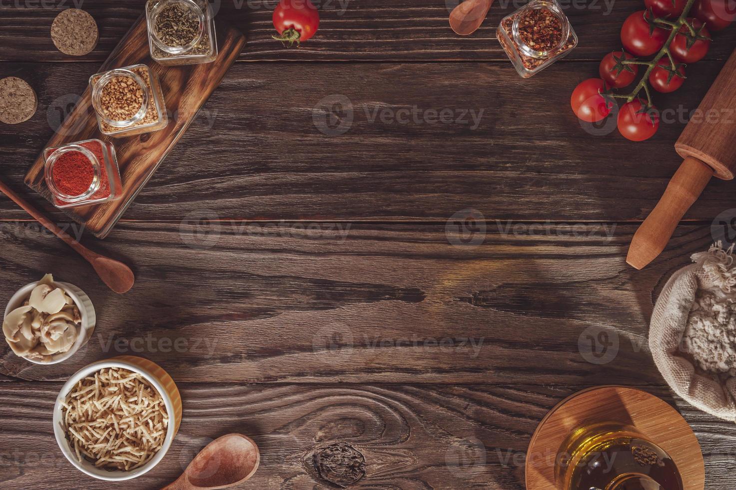 Vista superior de la mesa con tomate, champiñones, palitos de patata, ingredientes y espacio. foto