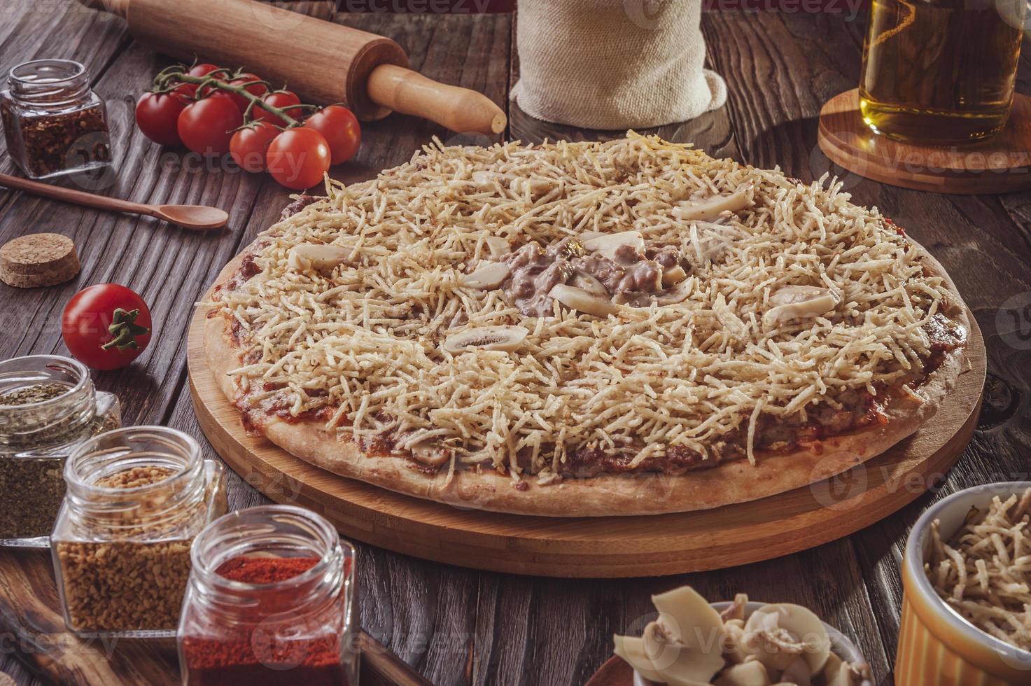 pizza con mozzarella, stroganoff de ternera y palitos de patata foto