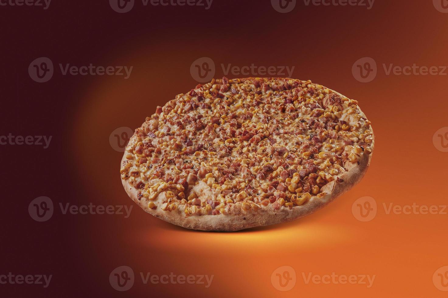 pizza con mozzarella, maíz, tocino y orégano foto