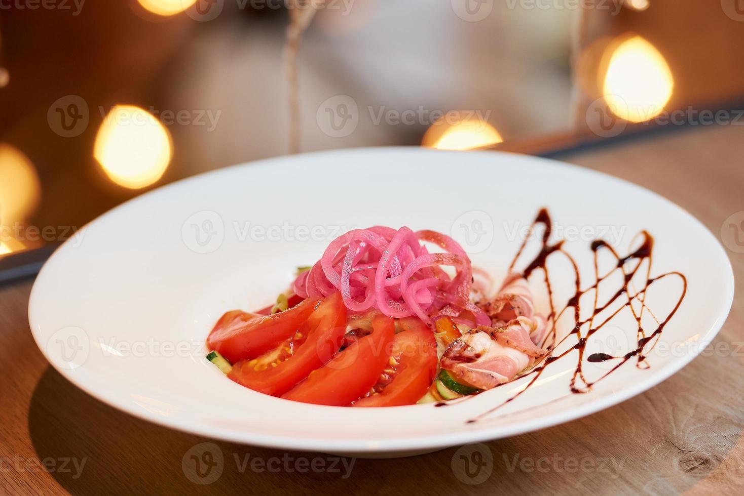 una foto de una ensalada de menta y dolendwitz en un restaurante sobre la mesa