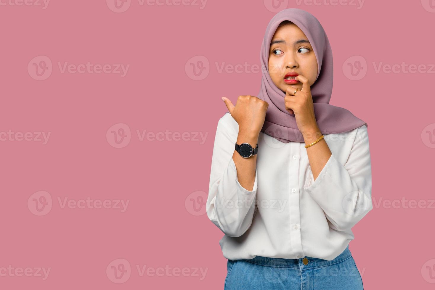 mujer joven en un hijab con espacio de copia foto