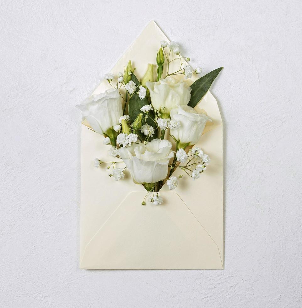 un ramo de eustoma en un sobre blanco, delicadas rosas japonesas foto