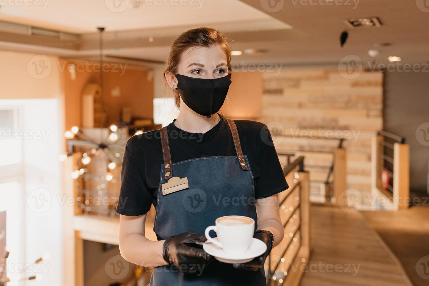 un barista está esperando clientes en un café foto