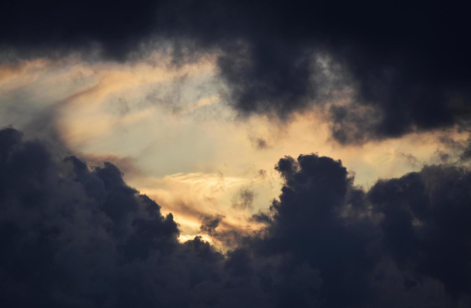 puesta de sol a través de las nubes foto