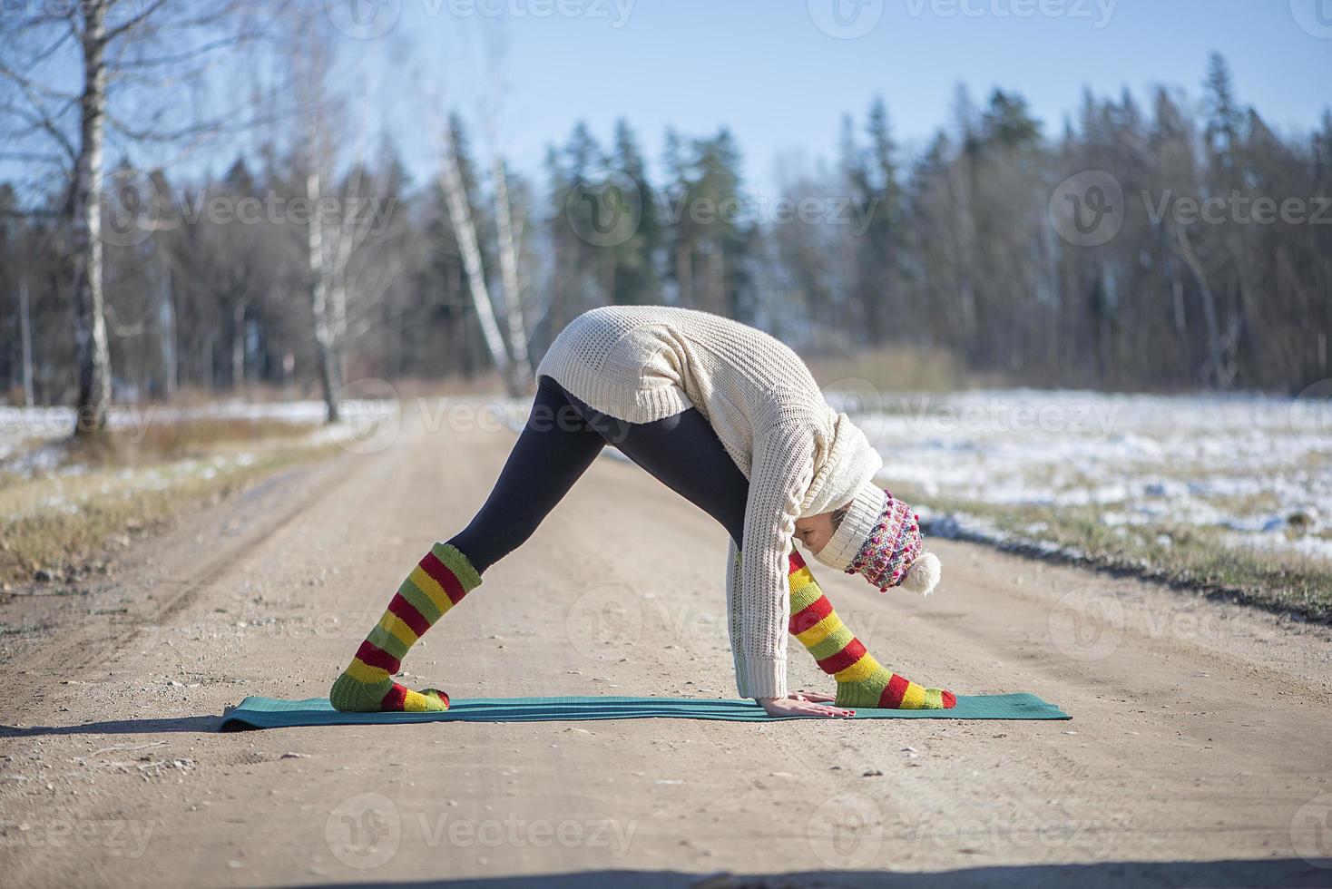 Una joven atlética realiza ejercicios de yoga y meditación al aire libre foto