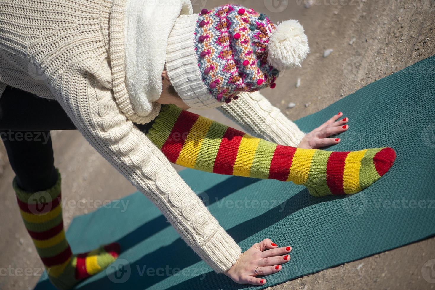 Una joven atlética realiza ejercicios de yoga y meditación al aire libre foto