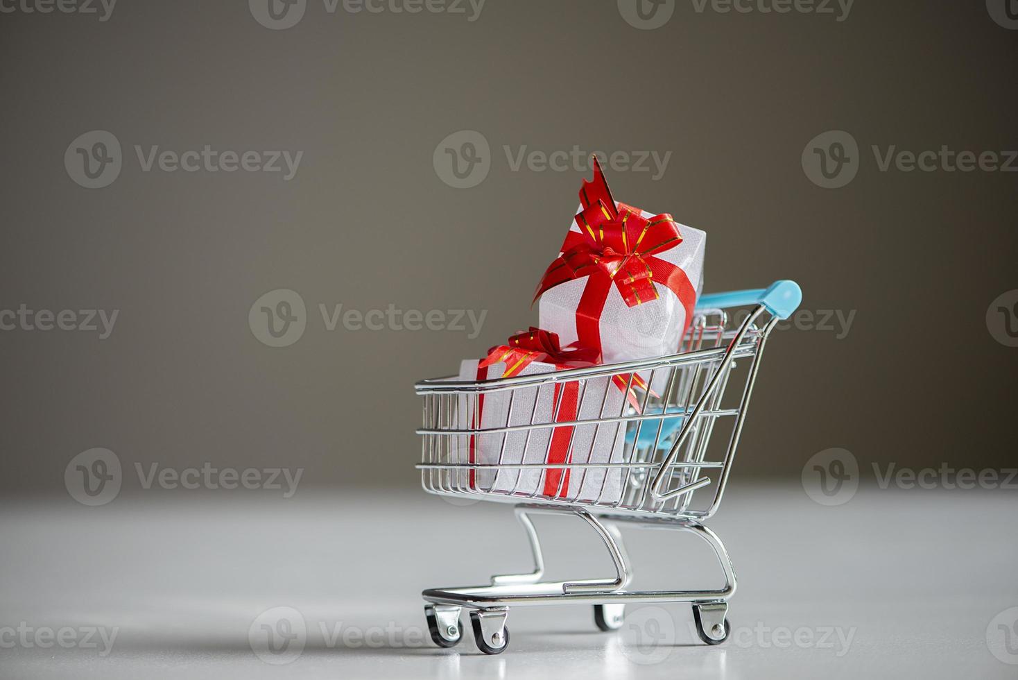 carrito de compras con caja de regalo foto