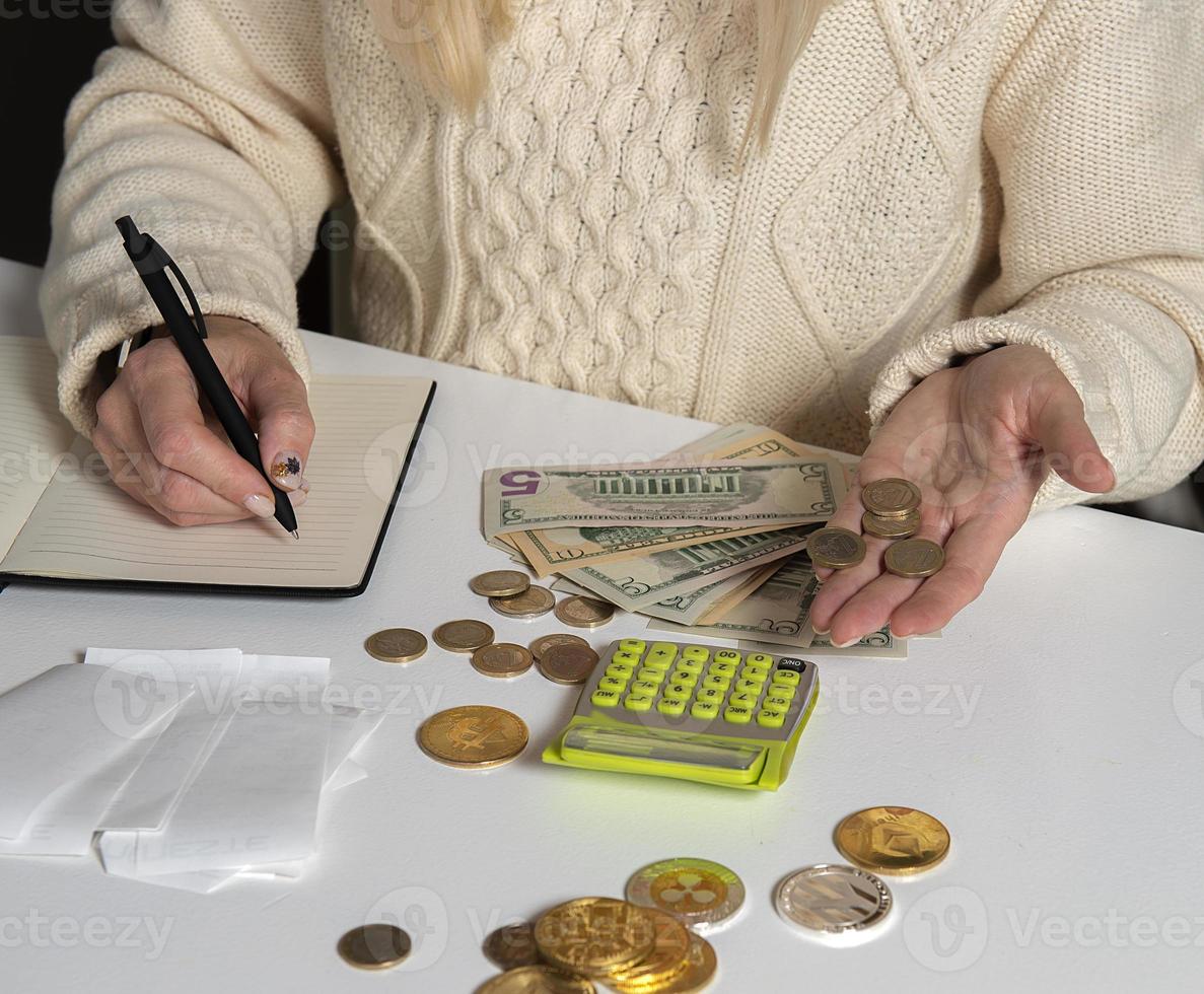 Mujer haciendo auditoría de los gastos del hogar en la cuenta de casa. foto