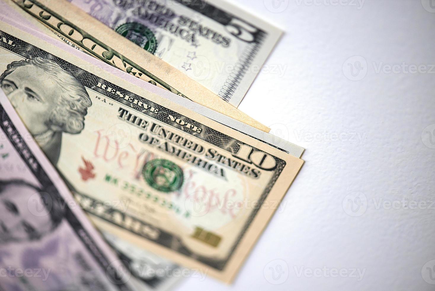 dólares estadounidenses sobre fondo blanco foto