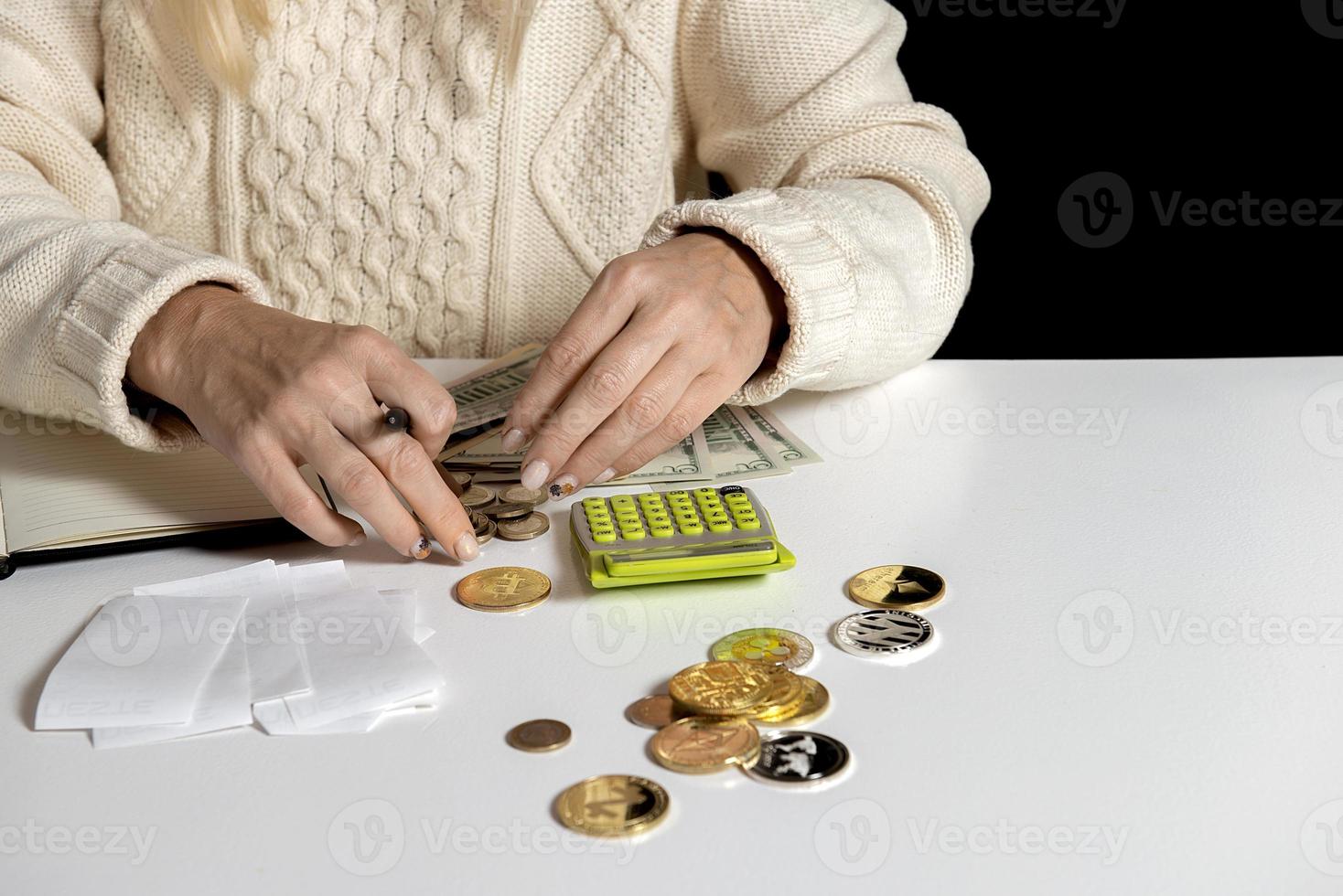 Mujer haciendo auditoría de los gastos del hogar en la cuenta de casa. foto