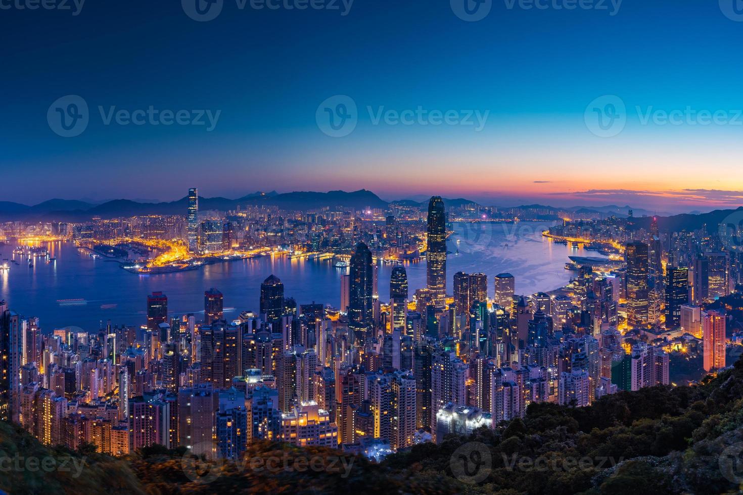 Vista panorámica antes del amanecer en el pico de Hong Kong, Hong Kong foto