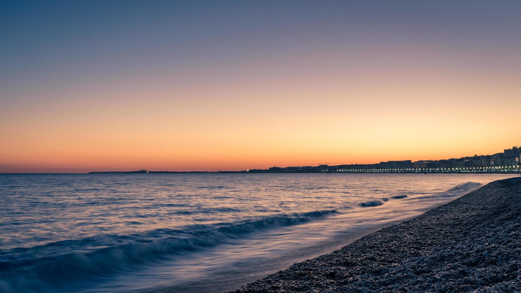 puesta de sol en la bahía de los ángeles en niza, francia foto