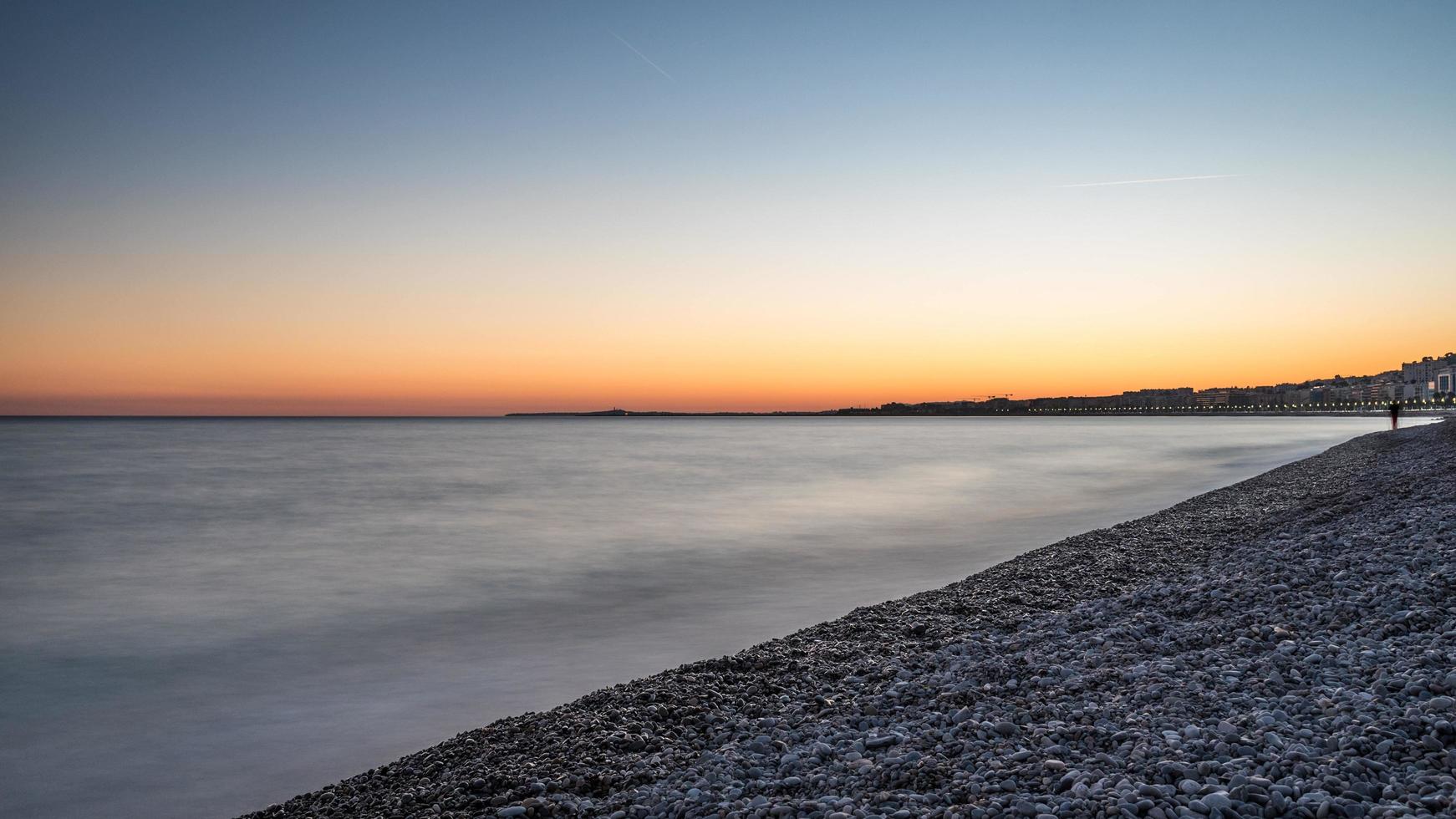 puesta de sol en la bahía de los ángeles en niza, francia foto