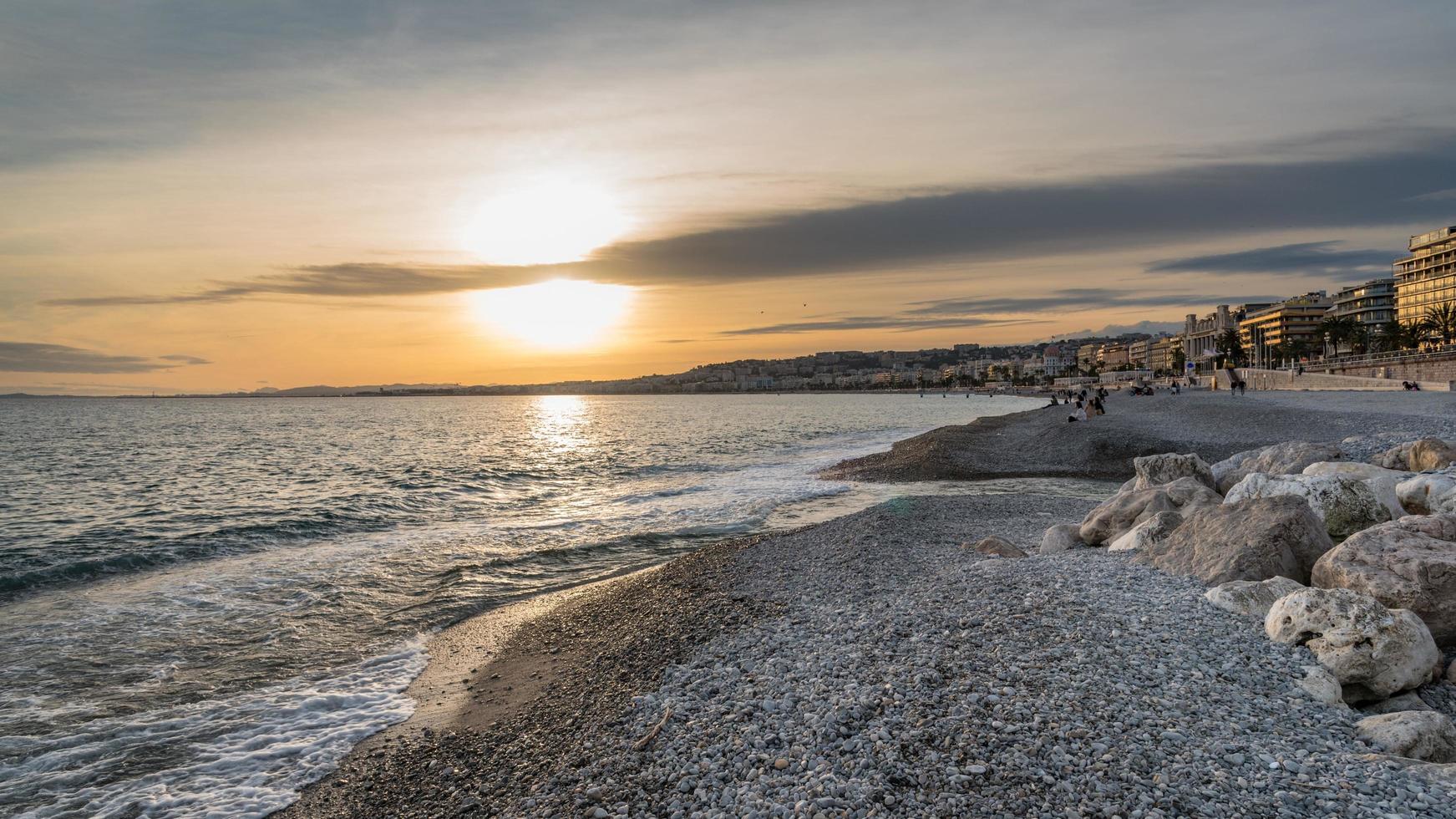 puesta de sol en la bahía de los ángeles en niza, francia foto