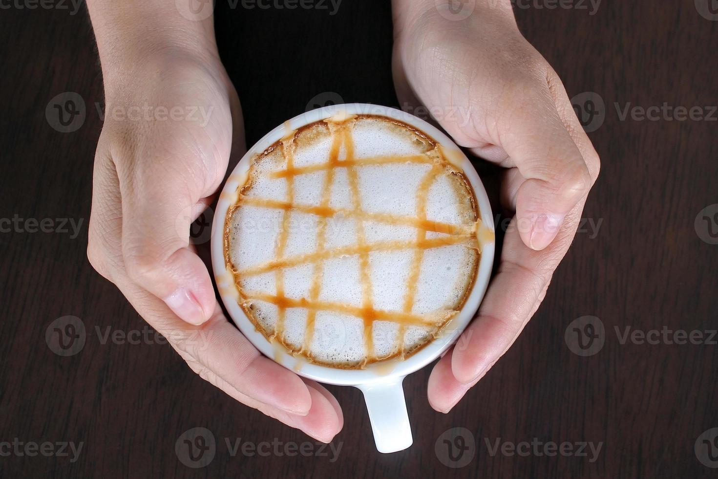 manos femeninas sosteniendo una taza de café foto