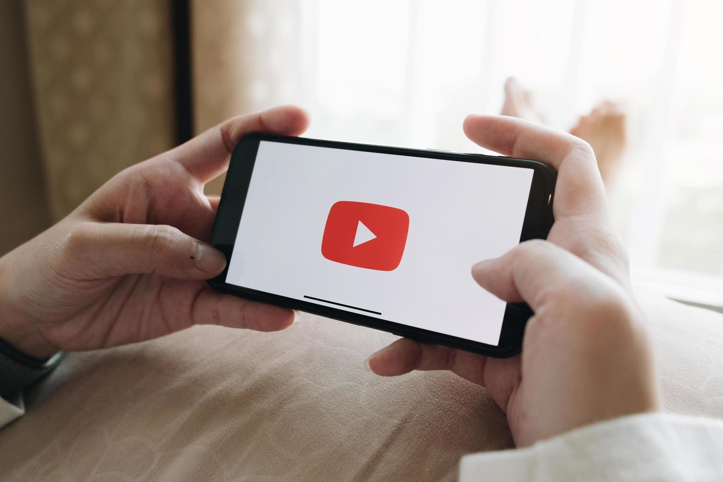 Chiang Mai, Tailandia, 21 de marzo de 2021 - Mujer mirando youtube en el teléfono foto