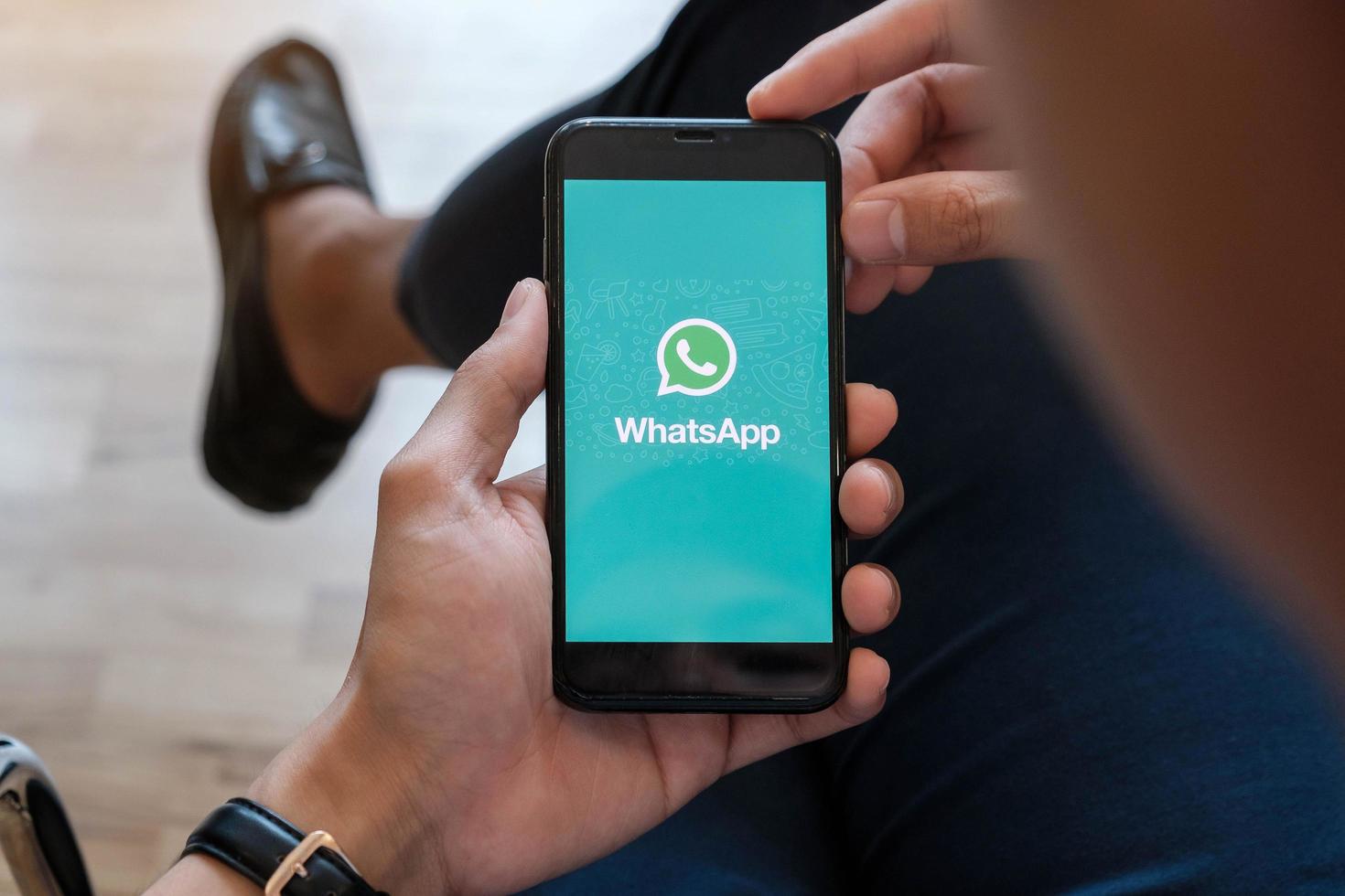 chiang mai, tailandia, 23 de enero de 2021: persona que usa whatsapp en un teléfono inteligente foto