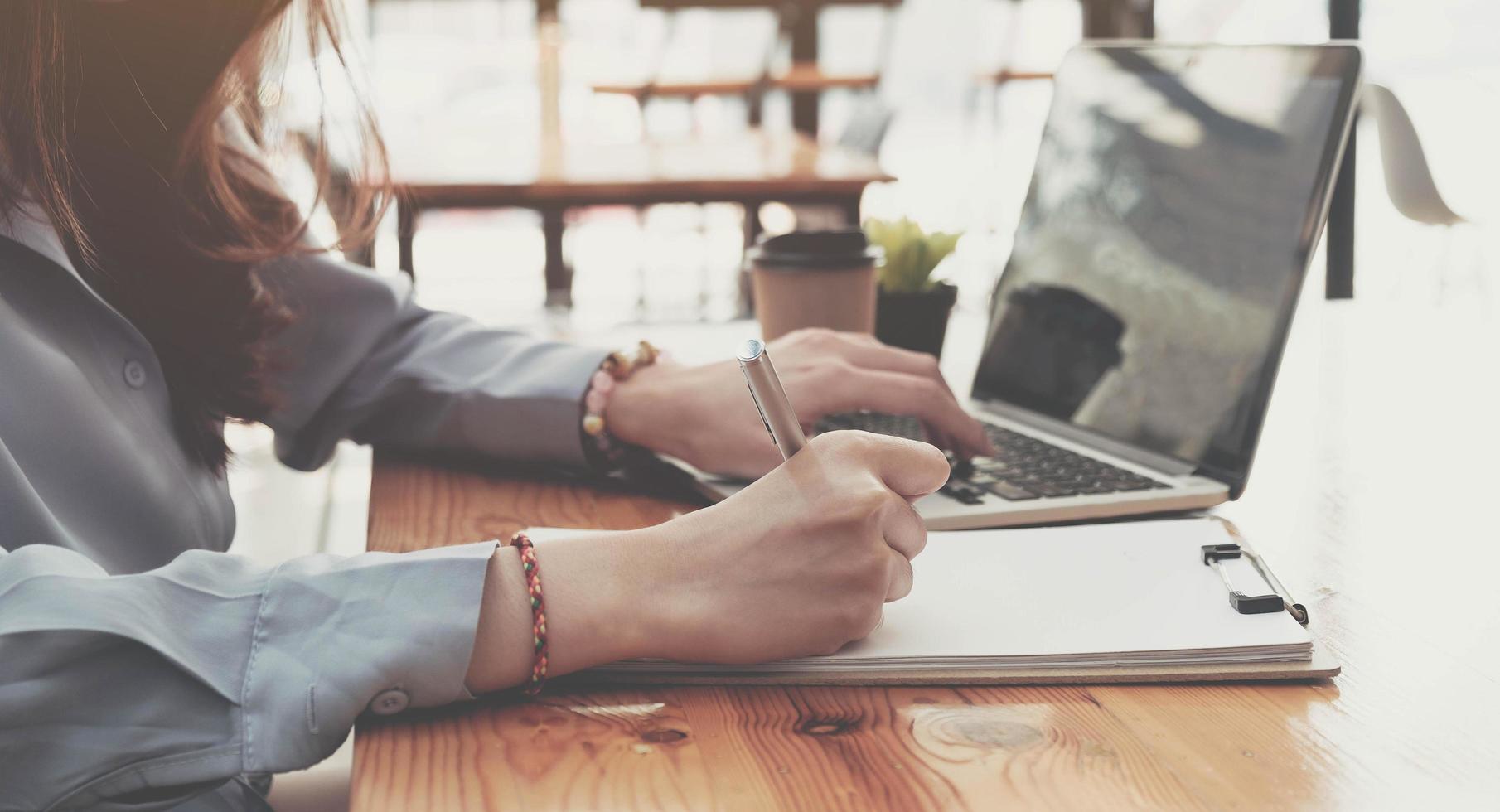 mujer escribiendo y tomando notas foto