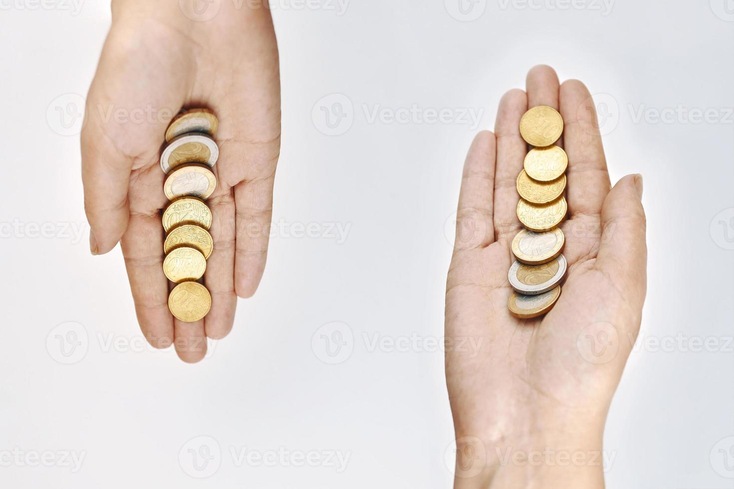 Dos manos sosteniendo euros sobre fondo blanco. foto