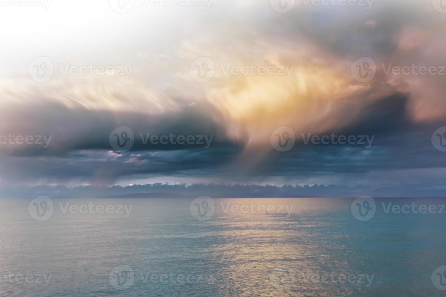 hermosas nubes sobre el mar foto