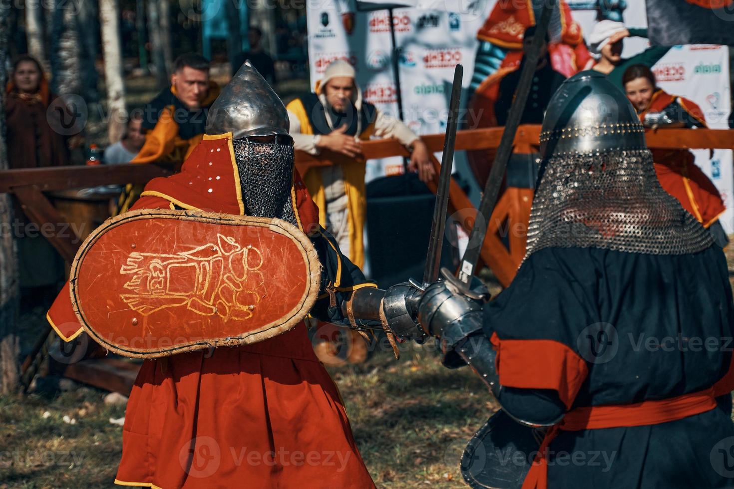 Batalla de caballeros con armadura con espadas en Bishkek, Kirguistán 2019 foto