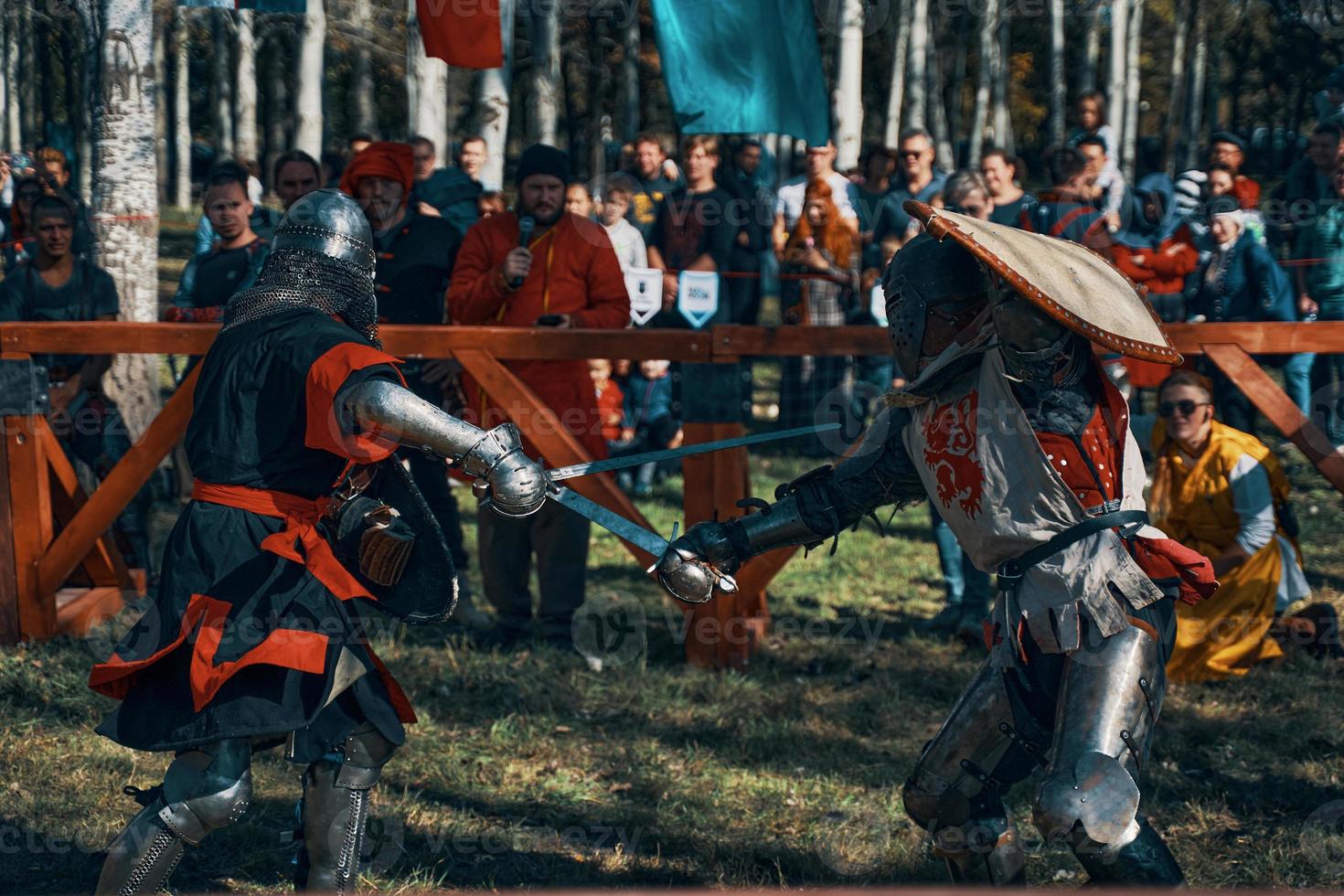 Batalla de caballeros con armadura con espadas en Bishkek, Kirguistán 2019 foto