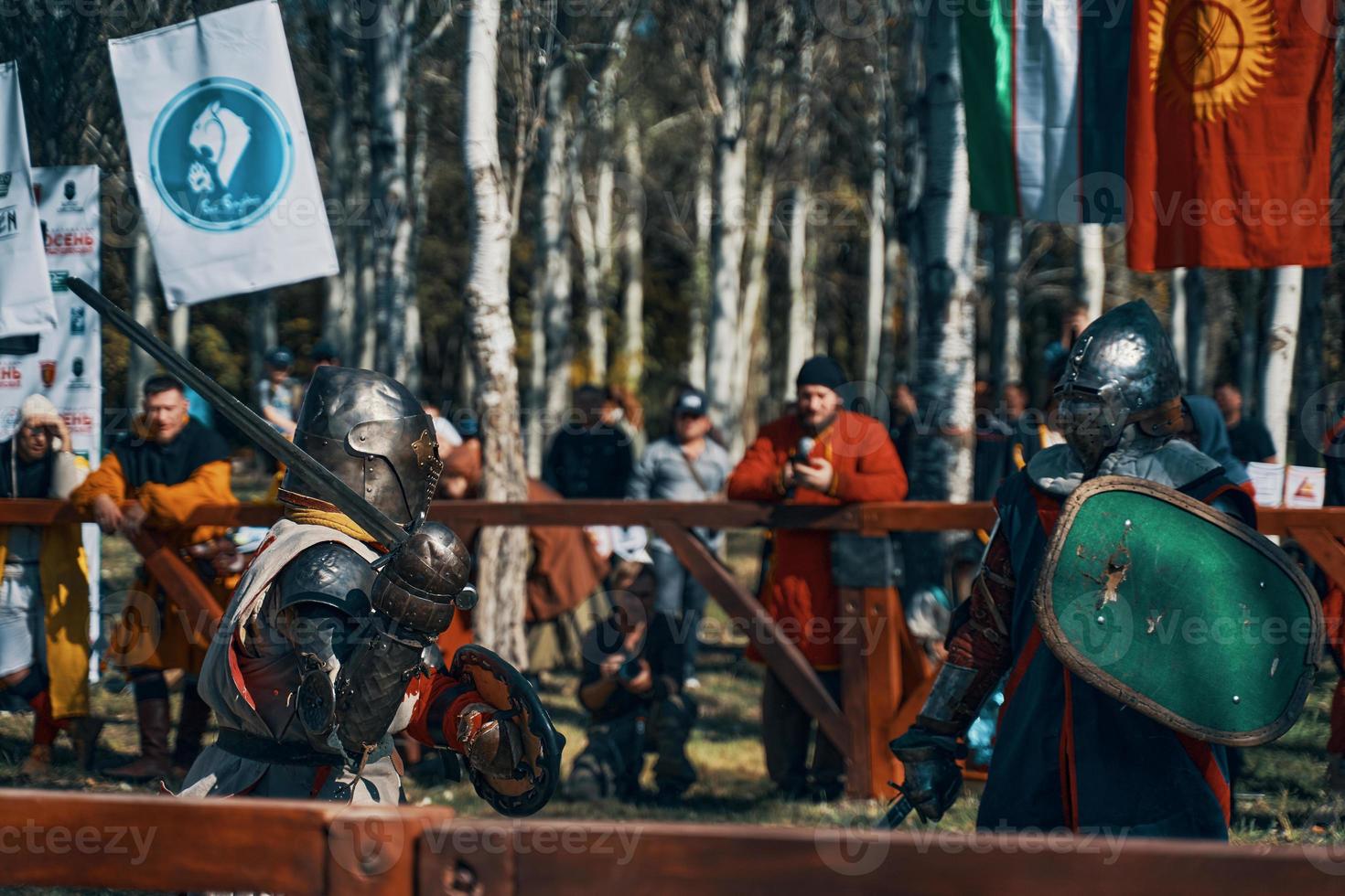 Batalla de caballeros con armadura con espadas en Bishkek, Kirguistán 2019 foto