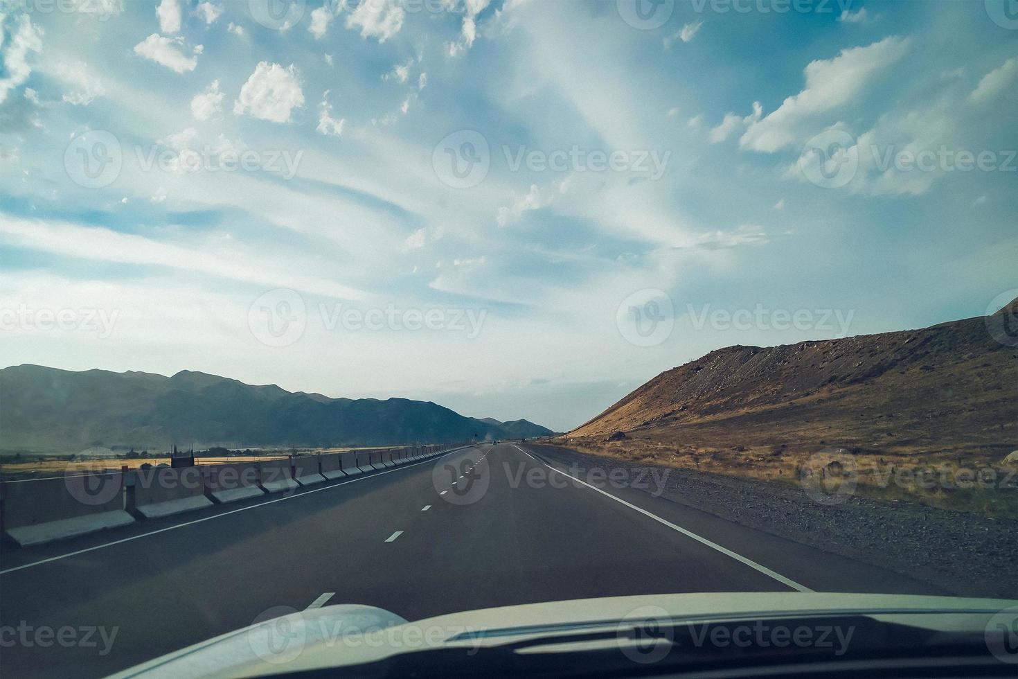 viaje por carretera a través de las montañas foto