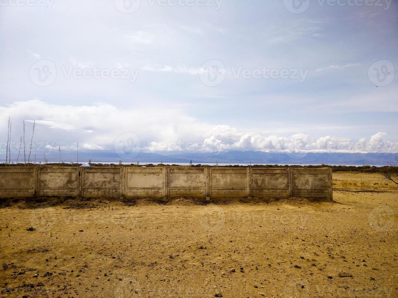 valla alta en el desierto foto