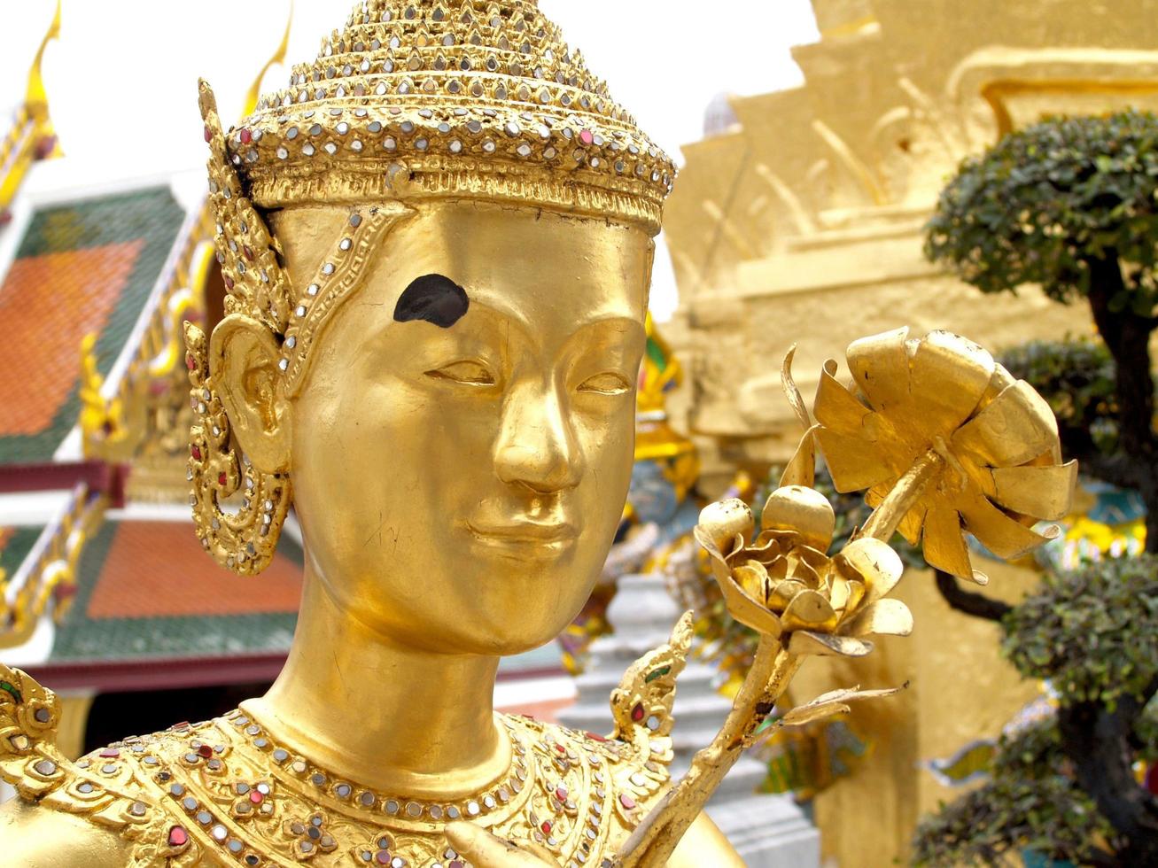 Bangkok, Tailandia, 2021 - primer plano de la obra de arte de Wat Phra Kaew foto