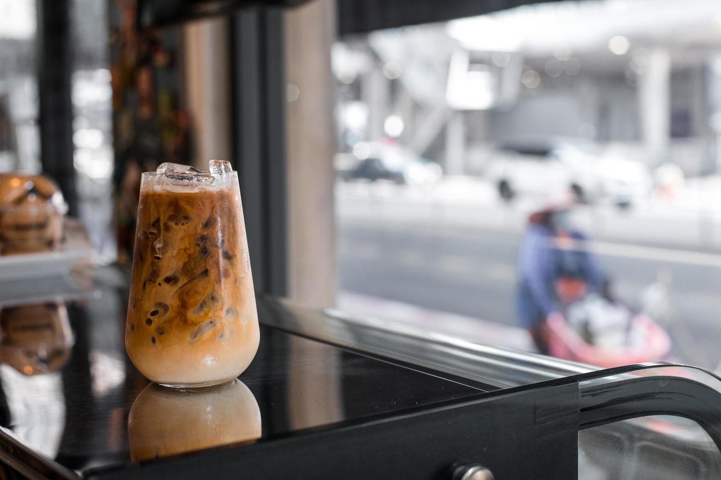 café con leche helado cerca de una ventana foto